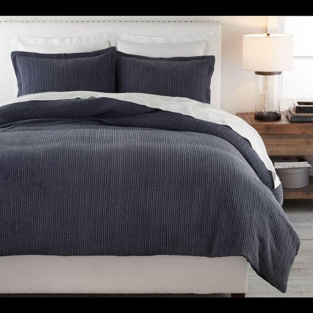 Like New. Beautiful POTTERY BARN King Duvet Cover. Honeycomb Cotton W/Buttons.